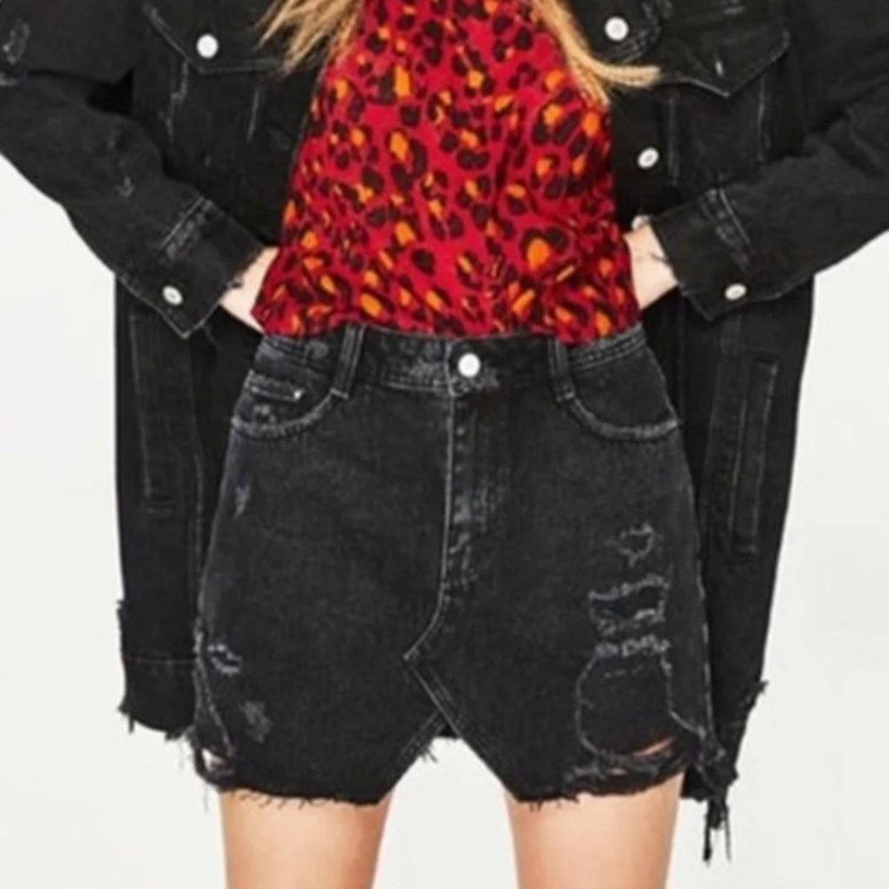 Zara Black Button Closure Mini Skirt | All Seasons